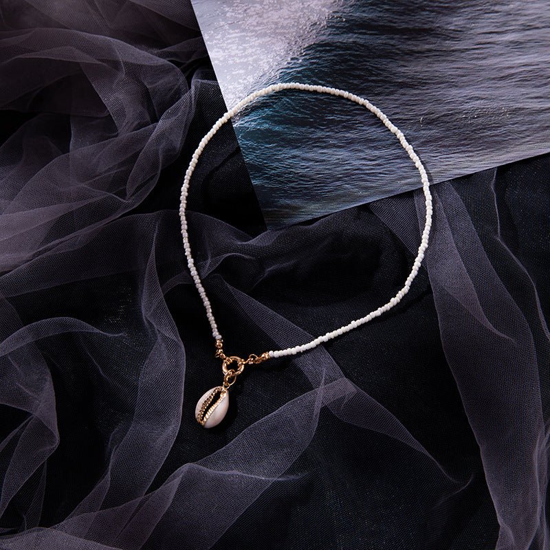 Contrasting Beige Shell Necklace.