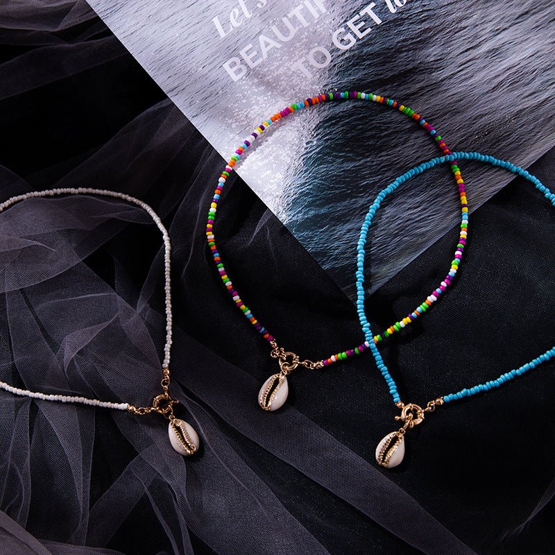 Contrasting Beige Shell Necklace.