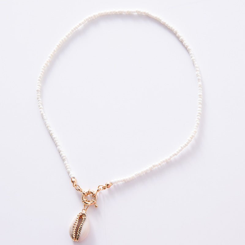 Contrasting Beige Shell Necklace.