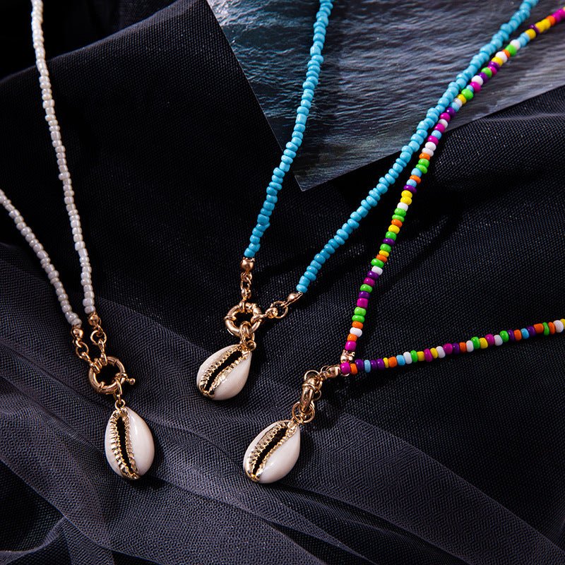 Contrasting Beige Shell Necklace.