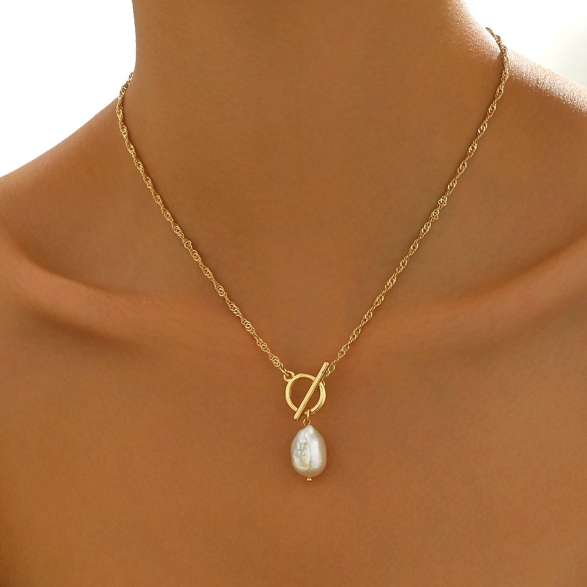 Elegant Gold-Tone Pearl Pendant Necklace - Stylish And Lightweight Jewelry.