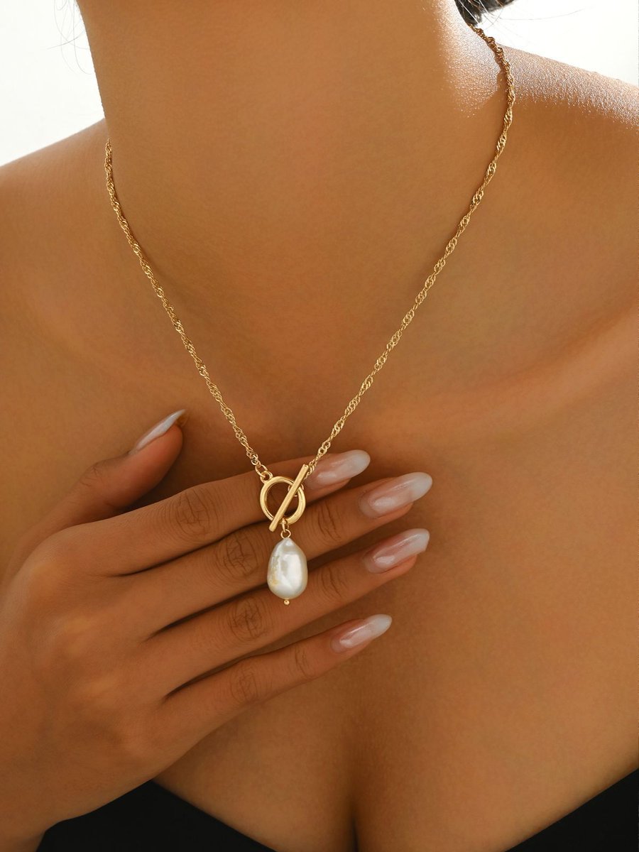Elegant Gold-Tone Pearl Pendant Necklace - Stylish And Lightweight Jewelry.