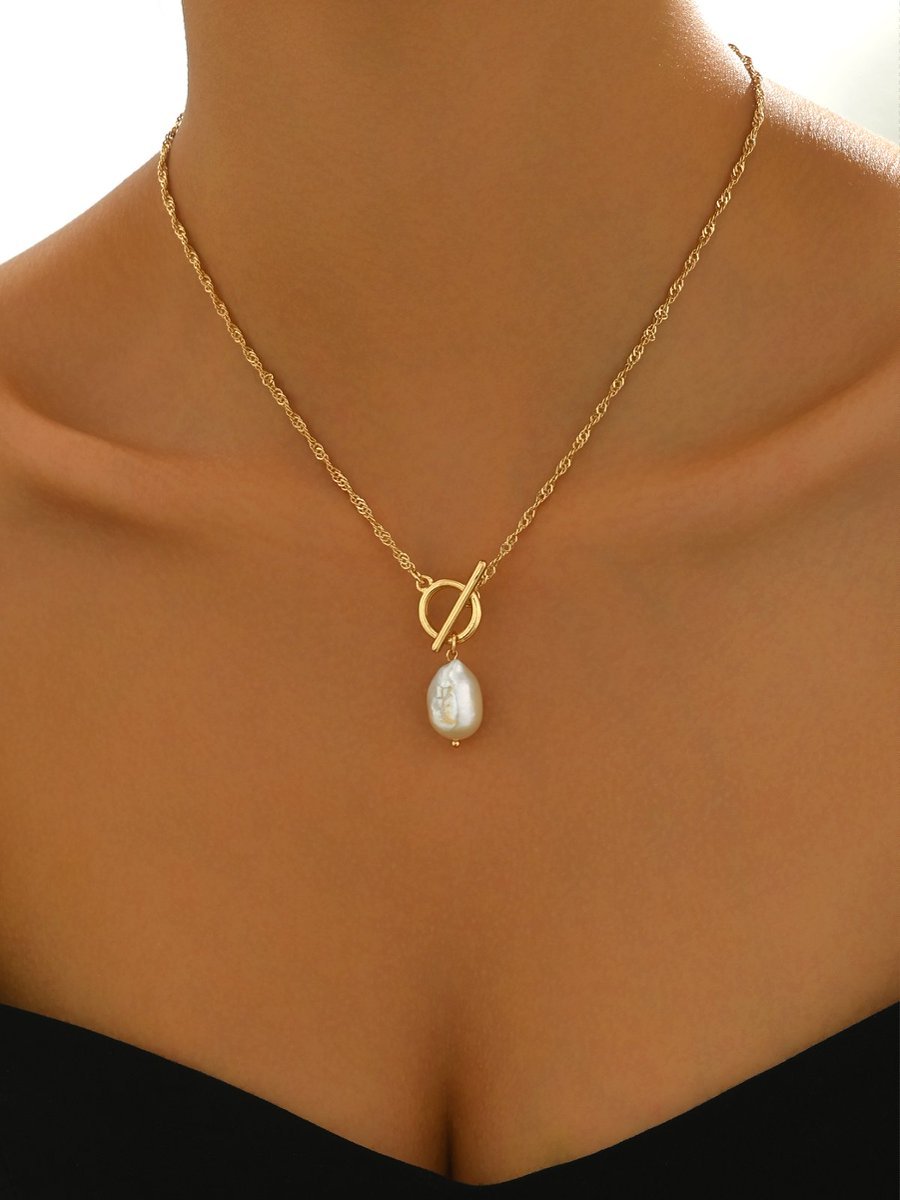 Elegant Gold-Tone Pearl Pendant Necklace - Stylish And Lightweight Jewelry.