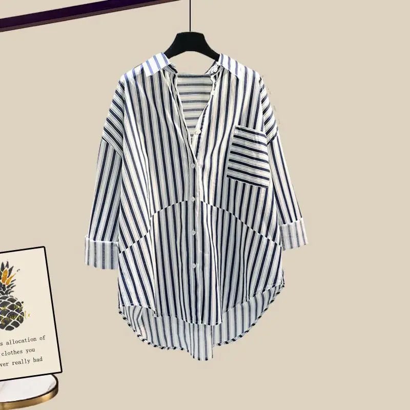 Légère chemise rayée avec col rabattu et poches, idéale pour un look féminin et décontracté au printemps/été.
