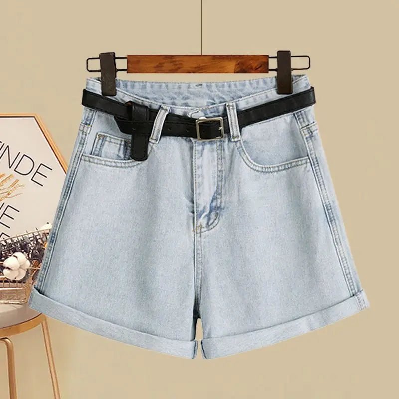 Short en jean tendance avec ceinture noire, style décontracté, parfait pour le printemps et l'été.