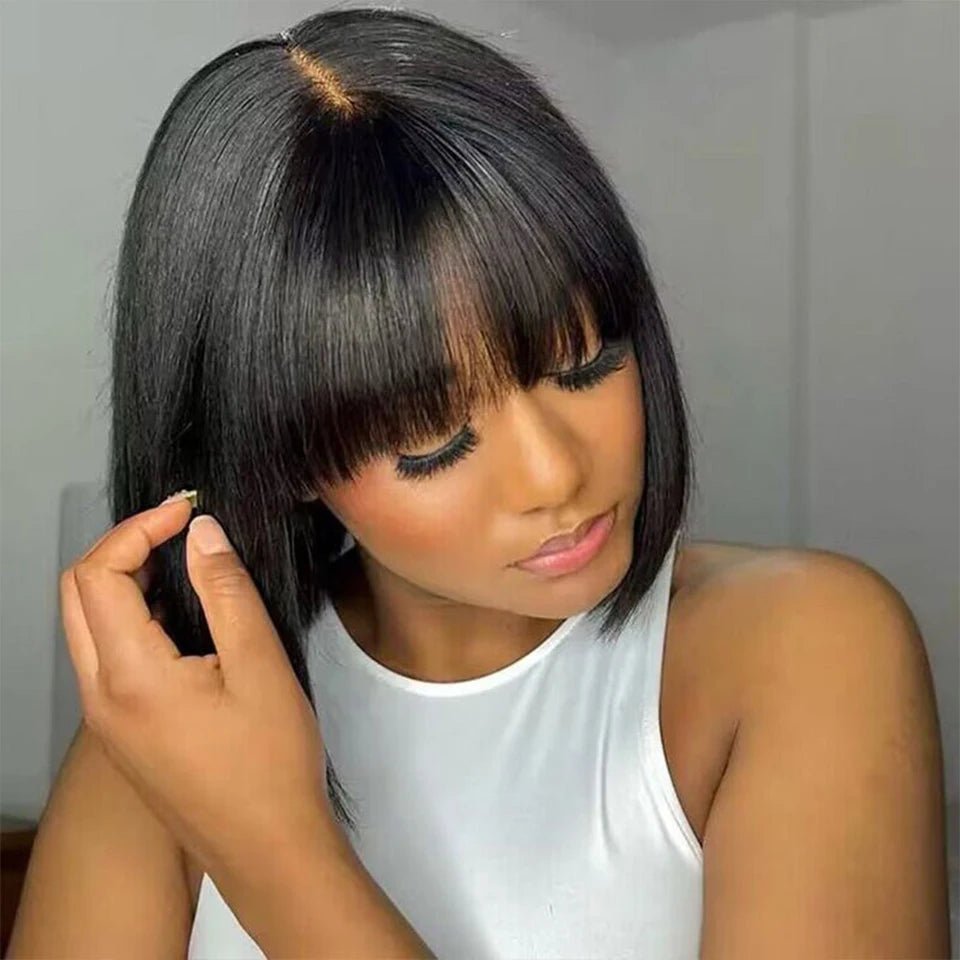 Perruque bob lisse avec frange en cheveux humains brésiliens. Raie centrale, lace frontale et finition cuir chevelu réaliste. Coupe courte chic et facile à coiffer. Idéale pour un look naturel et élégant sans effort..