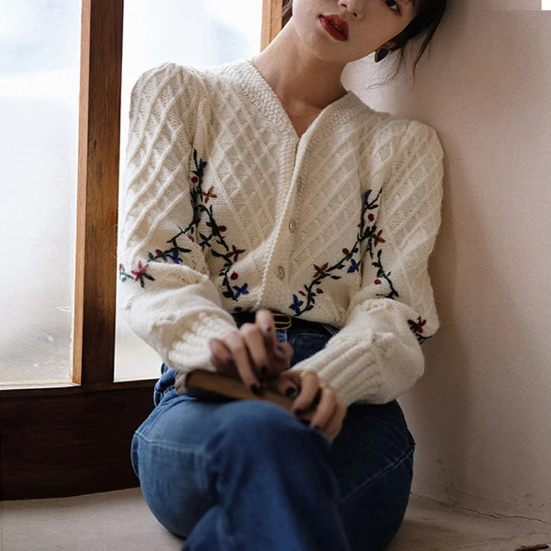 Cardigan Femme Brodé Fleurs – Tricot Vintage Col V Style Coréen Automne Hiver 2025.