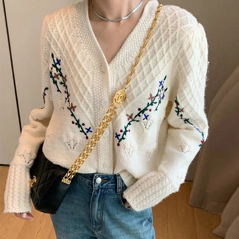 Cardigan Femme Brodé Fleurs – Tricot Vintage Col V Style Coréen Automne Hiver 2025.