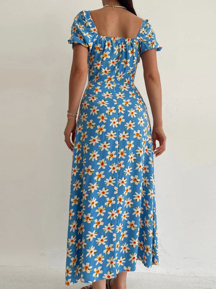 Robe d’été élégante à imprimé floral, manches courtes, épaules dénudées. Idéale pour les soirées et événements.