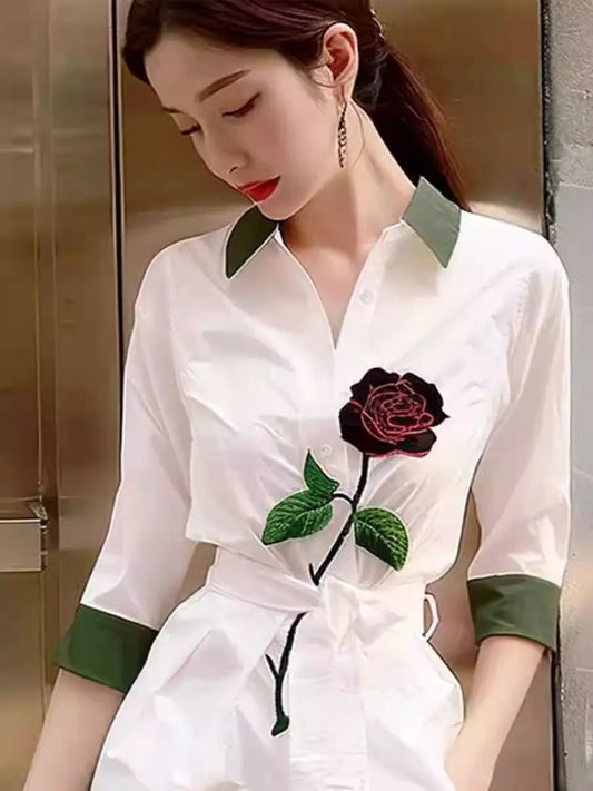 Robe chemise blanche imprimée, style été, légère et élégante, inspirée du chic français. Parfaite pour un look raffiné et décontracté.