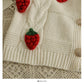 Cardigan Tricoté Fraises – Pull Chunky Knit Boutonné Doux et Mignon.