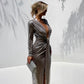 Élégante robe maxi métallisée pour femme, col en V sexy, manches longues, fronces flatteuses et fente haute. Parfaite pour les soirées, clubs ou événements chics. Style glamour et féminin.