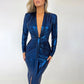 Élégante robe maxi métallisée pour femme, col en V sexy, manches longues, fronces flatteuses et fente haute. Parfaite pour les soirées, clubs ou événements chics. Style glamour et féminin.