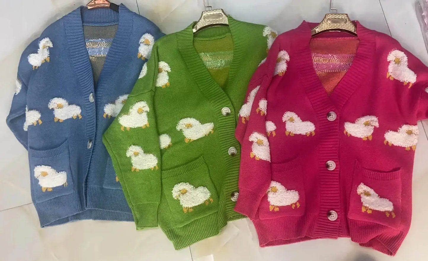 Cardigan Femme Loose – Tricot Cartoon avec Poches Mouton, Style Colorblock Automne Hiver.
