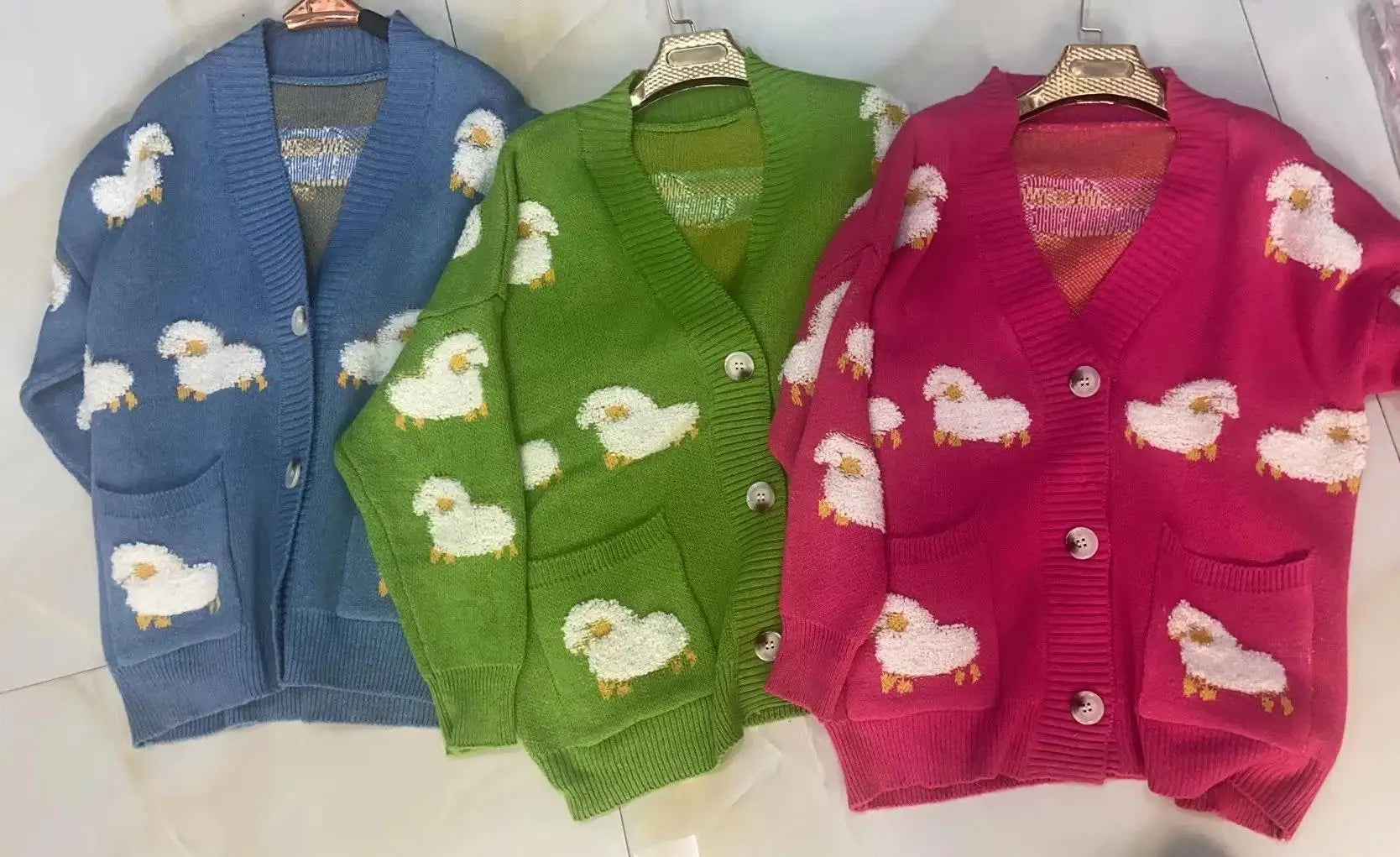 Cardigan Femme Loose – Tricot Cartoon avec Poches Mouton, Style Colorblock Automne Hiver.