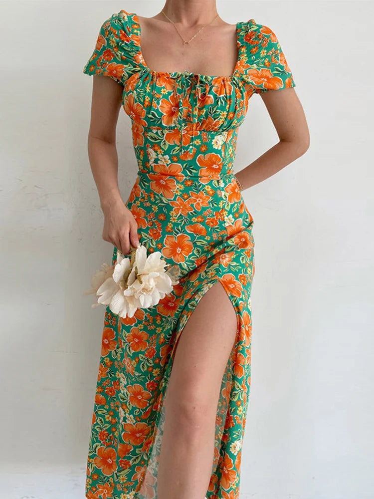 Robe d’été élégante à imprimé floral, manches courtes, épaules dénudées. Idéale pour les soirées et événements.