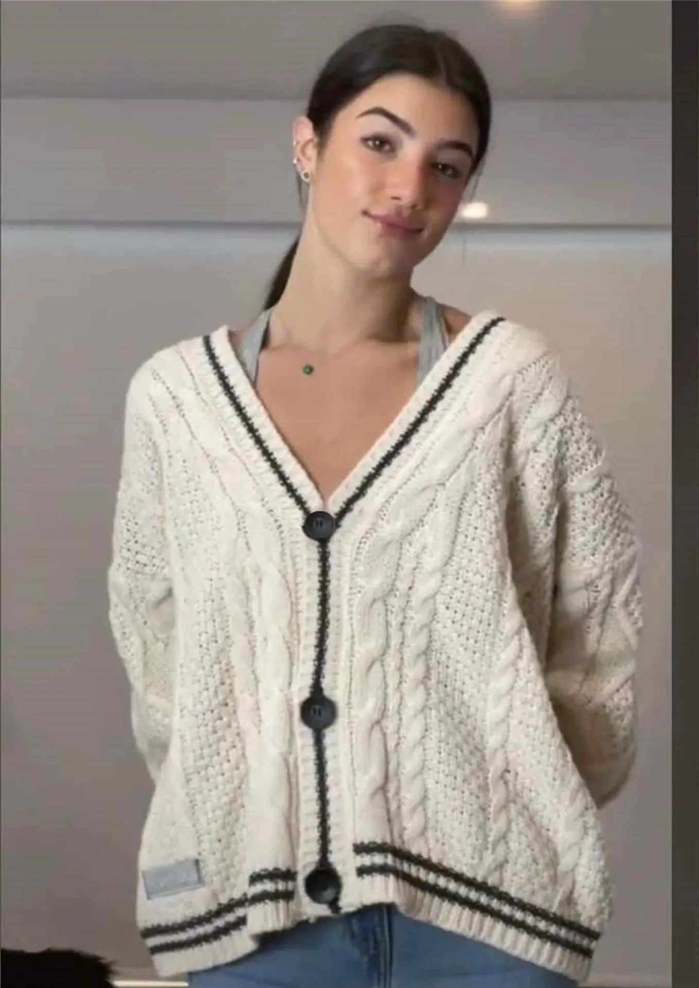 Cardigan Vintage Femme – Tricot Oversize Brodé Étoiles, Manches Longues.