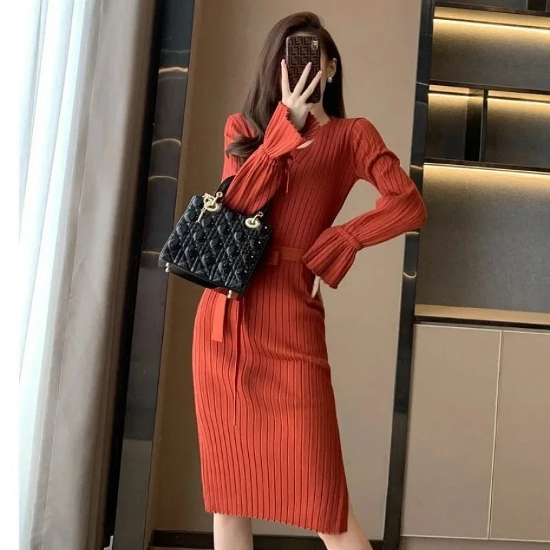 Robe pull femme automne/hiver – col V, manches évasées, coupe ajustée