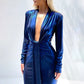 Élégante robe maxi métallisée pour femme, col en V sexy, manches longues, fronces flatteuses et fente haute. Parfaite pour les soirées, clubs ou événements chics. Style glamour et féminin.