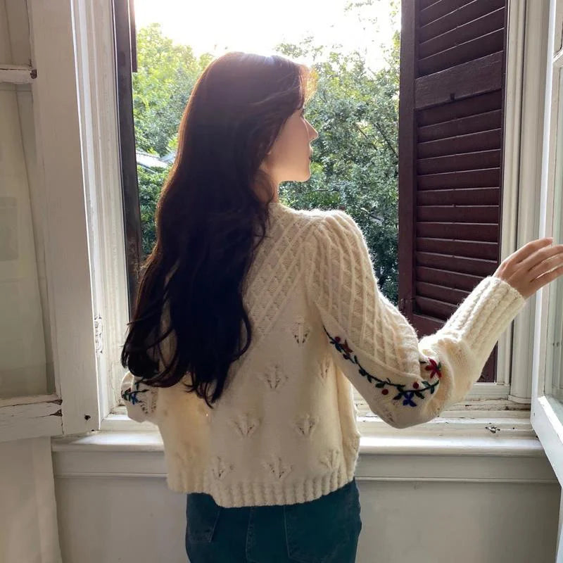 Cardigan Femme Brodé Fleurs – Tricot Vintage Col V Style Coréen Automne Hiver 2025.