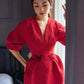 Robe élégante pour femme de la marque DEAT, col en V, détails brodés et jupe évasée. Taille plissée pour une silhouette raffinée. Parfaite pour les soirées, fêtes ou événements d’été.