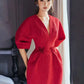 Robe élégante pour femme de la marque DEAT, col en V, détails brodés et jupe évasée. Taille plissée pour une silhouette raffinée. Parfaite pour les soirées, fêtes ou événements d’été.
