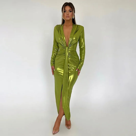 Élégante robe maxi métallisée pour femme, col en V sexy, manches longues, fronces flatteuses et fente haute. Parfaite pour les soirées, clubs ou événements chics. Style glamour et féminin.