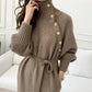 Robe Pull Longue Femme – Tricot Élégant Col Haut avec Boutons Style Vintage Automne Hiver.