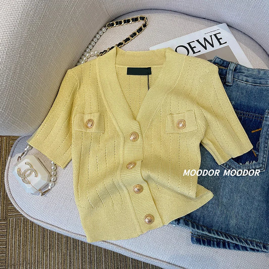 Cardigan Femme Fin en Soie de Glace – Veste Tricotée Slim à Boutons Dorés, Col V Été 2025.