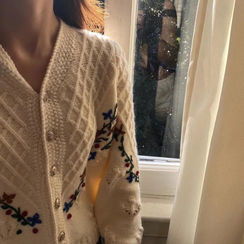 Cardigan Femme Brodé Fleurs – Tricot Vintage Col V Style Coréen Automne Hiver 2025.