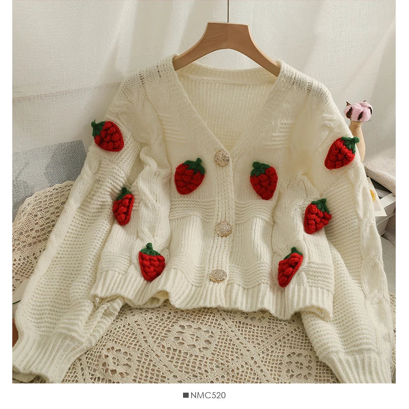 Cardigan Tricoté Fraises – Pull Chunky Knit Boutonné Doux et Mignon.