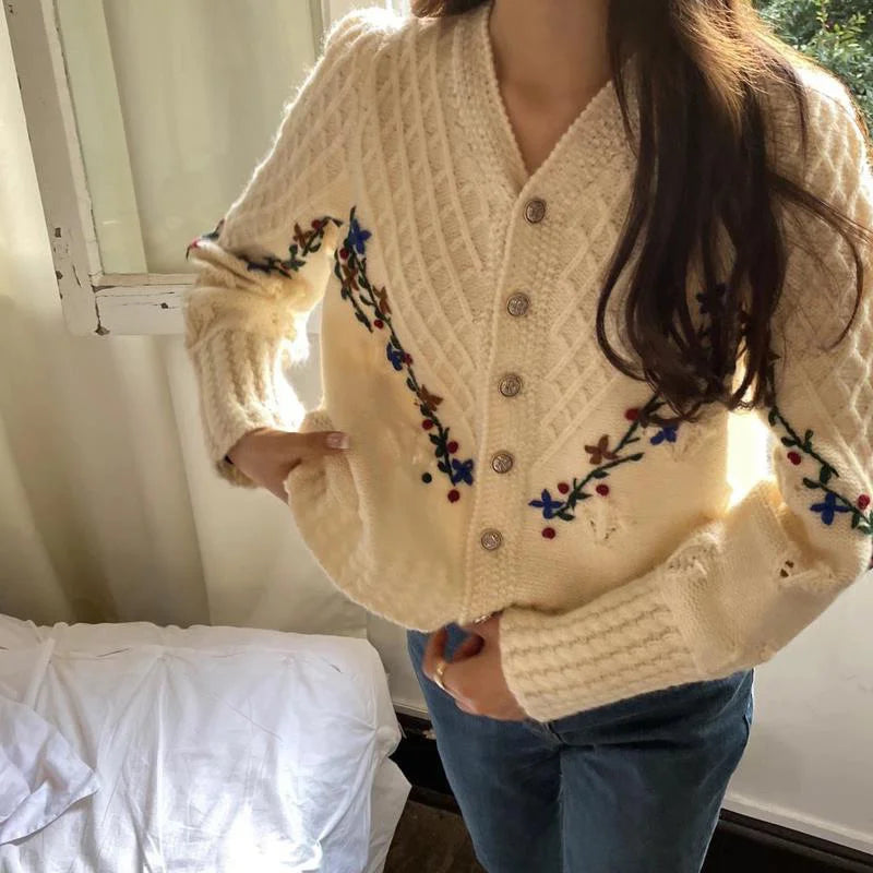 Cardigan Femme Brodé Fleurs – Tricot Vintage Col V Style Coréen Automne Hiver 2025.