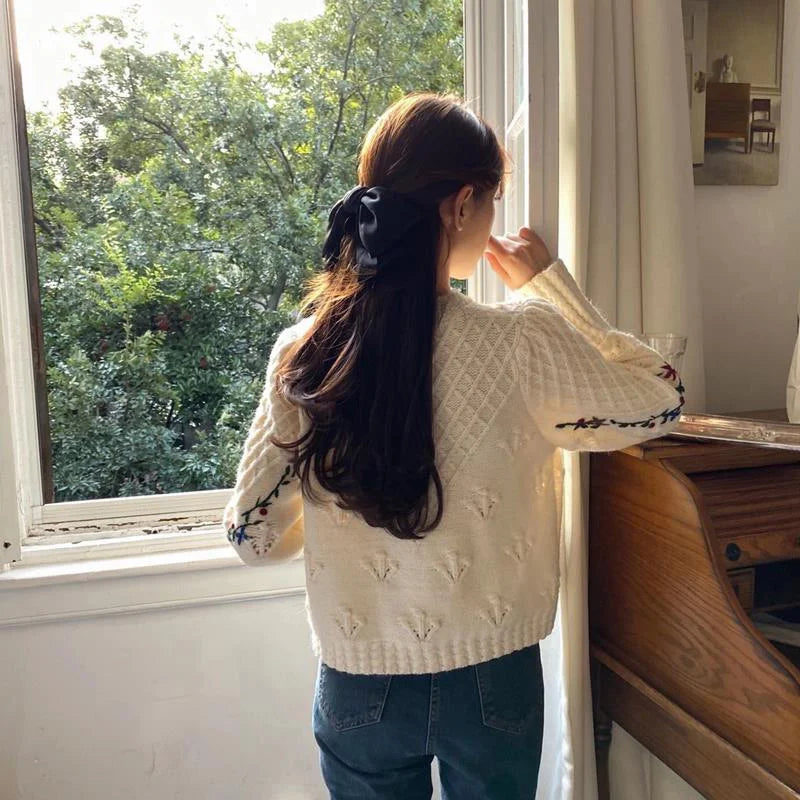 Cardigan Femme Brodé Fleurs – Tricot Vintage Col V Style Coréen Automne Hiver 2025.