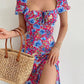 Robe d’été élégante à imprimé floral, manches courtes, épaules dénudées. Idéale pour les soirées et événements.