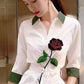 Robe chemise blanche imprimée, style été, légère et élégante, inspirée du chic français. Parfaite pour un look raffiné et décontracté.