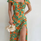 Robe d’été élégante à imprimé floral, manches courtes, épaules dénudées. Idéale pour les soirées et événements.