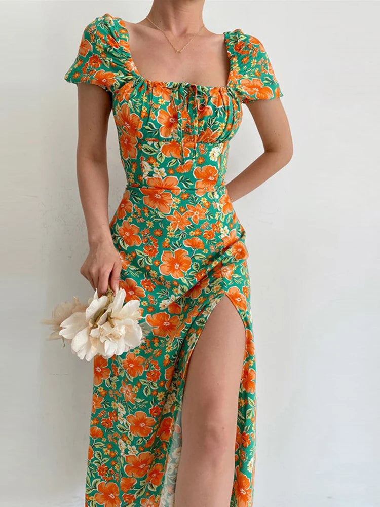 Robe d’été élégante à imprimé floral, manches courtes, épaules dénudées. Idéale pour les soirées et événements.