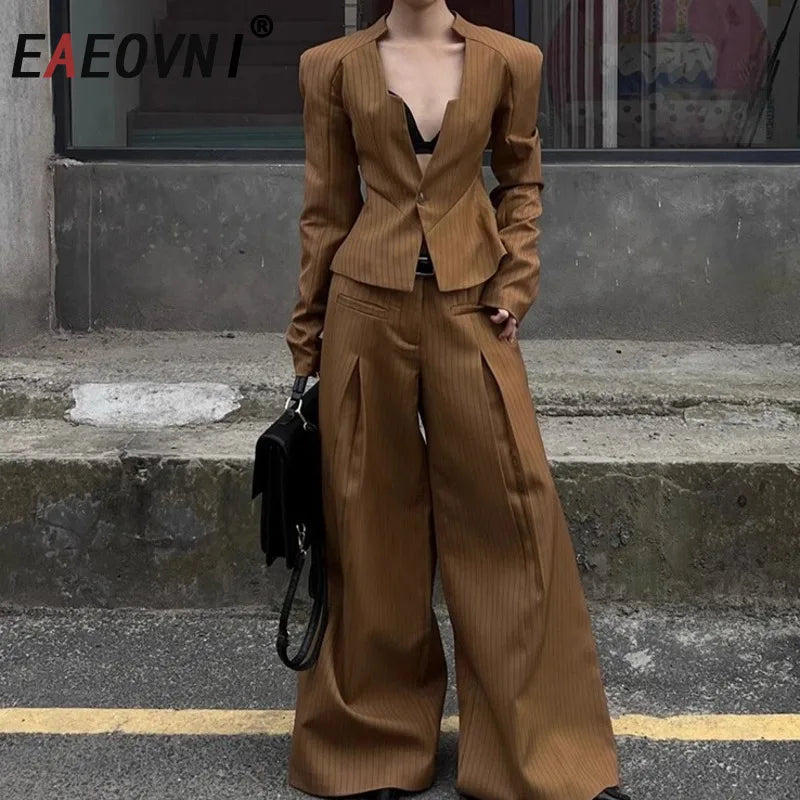 Ensemble Femme Rayé Marron – Veste Col V Cintrée & Pantalon Large, Tenue Bureau Chic 2025.