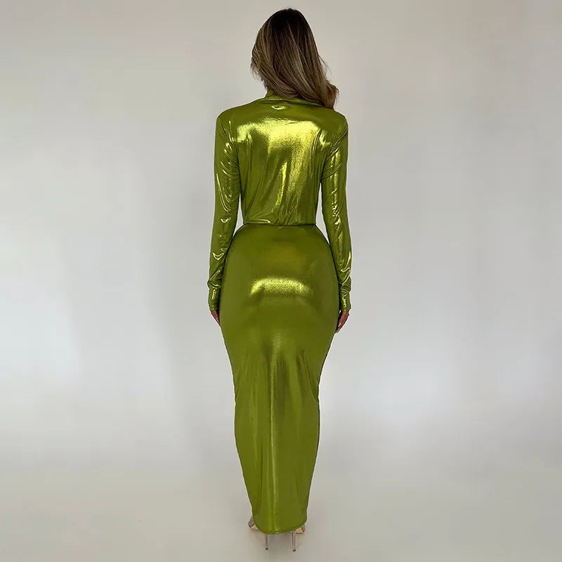 Élégante robe maxi métallisée pour femme, col en V sexy, manches longues, fronces flatteuses et fente haute. Parfaite pour les soirées, clubs ou événements chics. Style glamour et féminin.