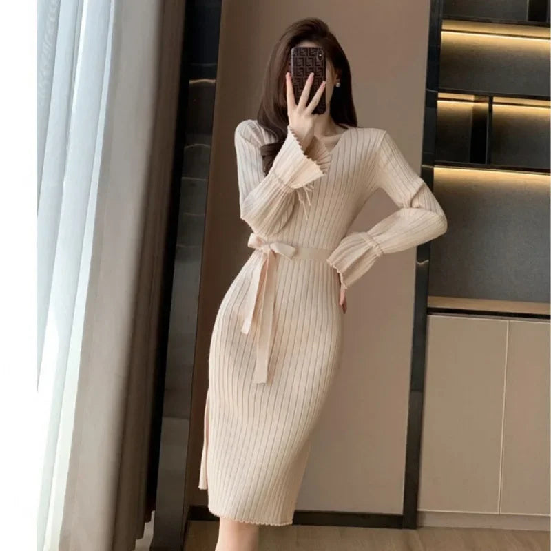 Robe pull femme automne/hiver – col V, manches évasées, coupe ajustée