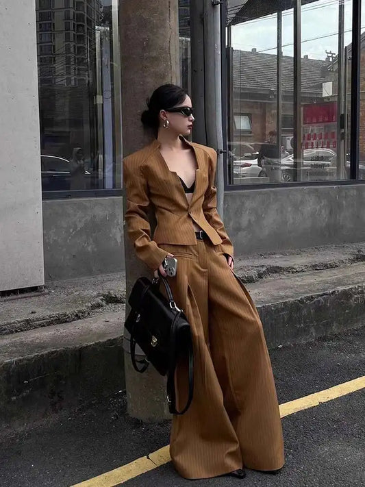 Ensemble Femme Rayé Marron – Veste Col V Cintrée & Pantalon Large, Tenue Bureau Chic 2025.