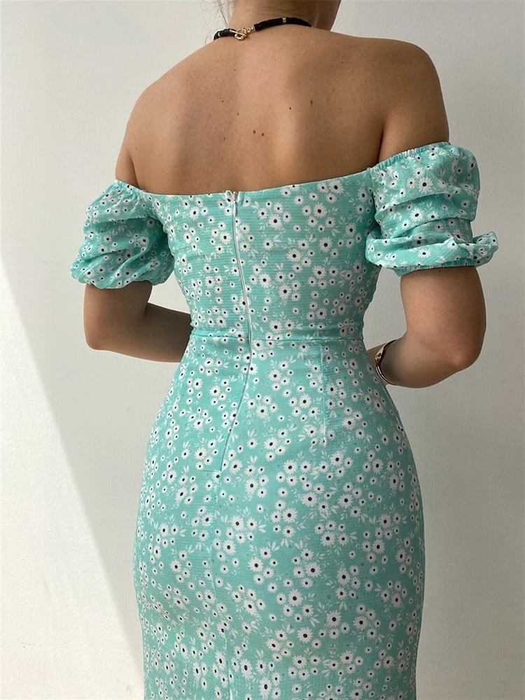 Robe d’été élégante à imprimé floral, manches courtes, épaules dénudées. Idéale pour les soirées et événements.