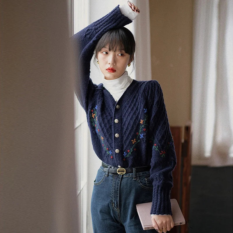 Cardigan Femme Brodé Fleurs – Tricot Vintage Col V Style Coréen Automne Hiver 2025.