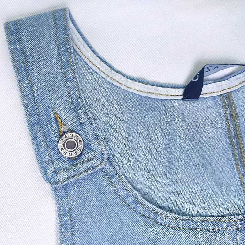 Robe en jean pour femme, sans manches, avec boutons sur le devant et deux poches pratiques. Confortable et légère, idéale pour l’été. Parfaite pour un look décontracté ou pour vos sorties quotidiennes.
