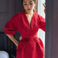 Robe élégante pour femme de la marque DEAT, col en V, détails brodés et jupe évasée. Taille plissée pour une silhouette raffinée. Parfaite pour les soirées, fêtes ou événements d’été.