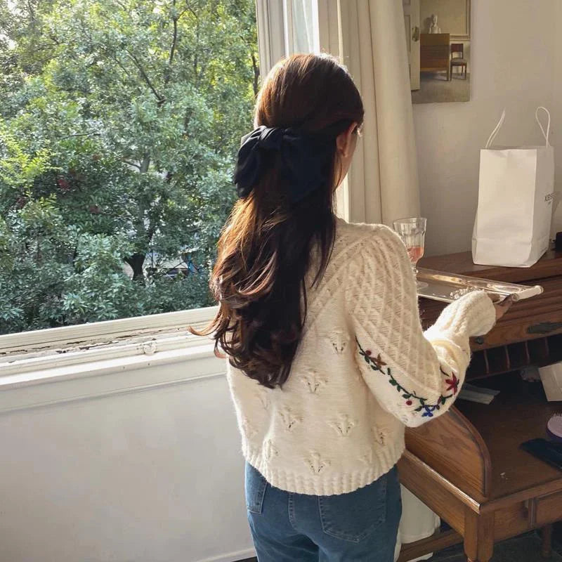Cardigan Femme Brodé Fleurs – Tricot Vintage Col V Style Coréen Automne Hiver 2025.