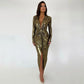 Élégante robe maxi métallisée pour femme, col en V sexy, manches longues, fronces flatteuses et fente haute. Parfaite pour les soirées, clubs ou événements chics. Style glamour et féminin.