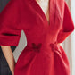 Robe élégante pour femme de la marque DEAT, col en V, détails brodés et jupe évasée. Taille plissée pour une silhouette raffinée. Parfaite pour les soirées, fêtes ou événements d’été.