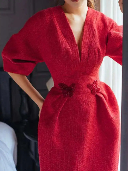 Robe élégante pour femme de la marque DEAT, col en V, détails brodés et jupe évasée. Taille plissée pour une silhouette raffinée. Parfaite pour les soirées, fêtes ou événements d’été.