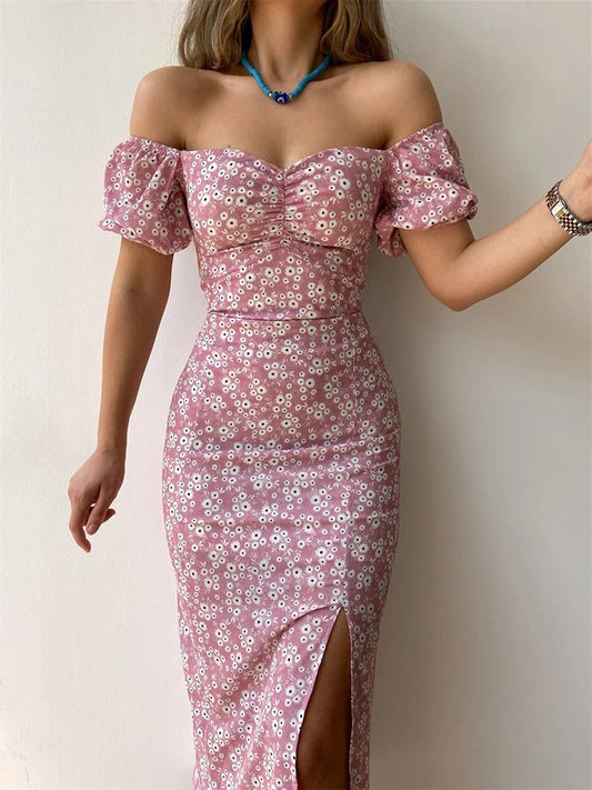 Robe d’été élégante à imprimé floral, manches courtes, épaules dénudées. Idéale pour les soirées et événements.